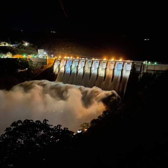 Srisailam Project: శ్రీశైలం వద్ద కృష్ణమ్మ పరవళ్లు.. ఘాట్‌ రోడ్‌లో భారీ ట్రాఫిక్ జామ్