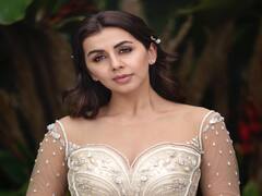 Actress Nikki Galrani pics | உன் விழிகளில் விழுந்து நான் எழுகிறேன், எழுந்தும் ஏன் மறுபடி விழுகிறேன்? - நிக்கி கல்ராணி க்ளிக்ஸ்