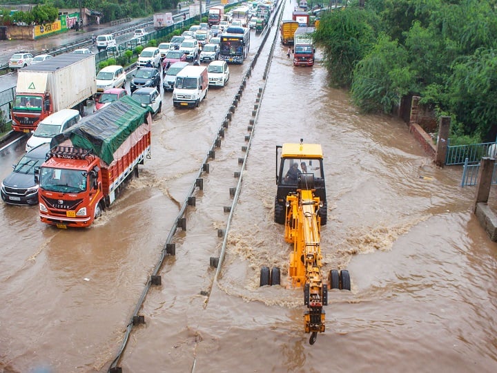 Delhi Rain: दिल्ली में बारिश से जगह-जगह जलजमाव, लू और बारिश ने तोड़े रिकॉर्ड