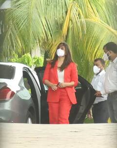 ਲੇਡੀ ਬੌਸ ਅਵਤਾਰ 'ਚ ਛਾਈ ਕਰੀਨਾ ਕਪੂਰ, ਰੈੱਡ ਪੇਂਟਸੂਟ ਪਾ ਕੇ ਸਟਨਿੰਗ ਲੁੱਕ 'ਚ ਸ਼ੂਟ 'ਤੇ ਪਹੁੰਚੀ