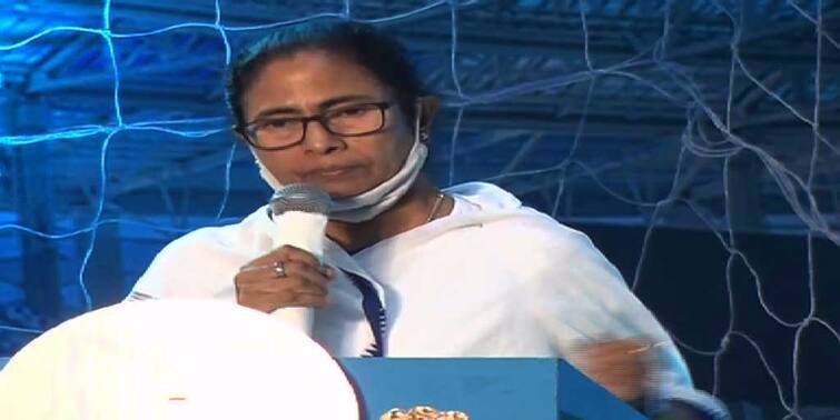 CM Mamata Banerjee on East Bengal during Khela Hobe Project in Netaji Indoor Stadium today Mamata on East Bengal Club: 'একটু ছেড়ে খেলুন, চুক্তি নিয়ে সমস্যা মিটে যাবে' ইস্টবেঙ্গল প্রসঙ্গে মন্তব্য মুখ্যমন্ত্রীর