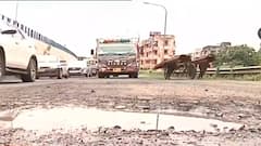 Waterlogging: বৃষ্টি থামতেই বেরিয়ে পড়েছে কলকাতার বিভিন্ন রাস্তার কঙ্কালসার চেহারা