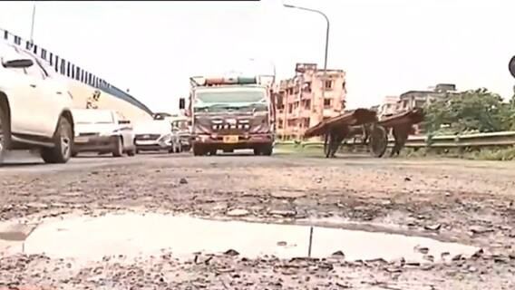Waterlogging: বৃষ্টি থামতেই বেরিয়ে পড়েছে কলকাতার বিভিন্ন রাস্তার কঙ্কালসার চেহারা