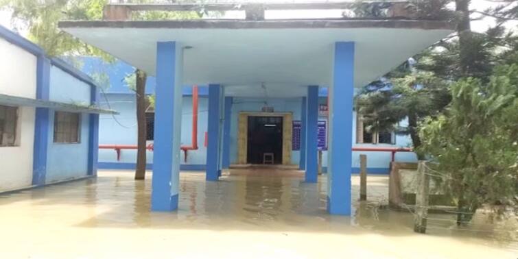 Howrah Udaynarayanpur DVC release water hospital flooded staff quarters waterlogged Howrah: ডিভিসির ছাড়া জলে প্লাবিত উদয়নারায়ণপুর স্টেট জেনারেল হাসপাতাল, চরম অসুবিধায় চিকিৎসক থেকে রোগী