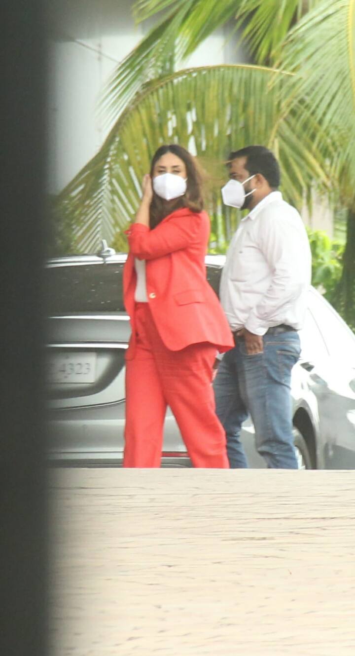 करीना ने इस दौरान रेड ब्लेज़र, मैचिंग पेंट्स और वाइट टॉप पहना हुआ था. कोरोना से बचने के लिए करीना ने वाइट मास्क लगाया हुआ था और बॉस लेडी लुक में करीना कहर ढा रही थीं. उनके खुले हुए बाल हवा में उड़ रहे थे. मीडिया रिपोर्ट्स के मुताबिक, वहां यहां किसी शूट पर पहुंची थीं.