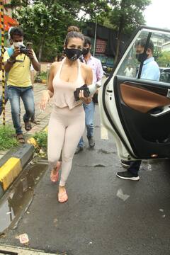 दोस्तों संग पार्टी के बाद आज जिम में स्पॉट हुईं Malaika Arora, स्किनी आउटफिट में दिखाया टोन्ड फिगर