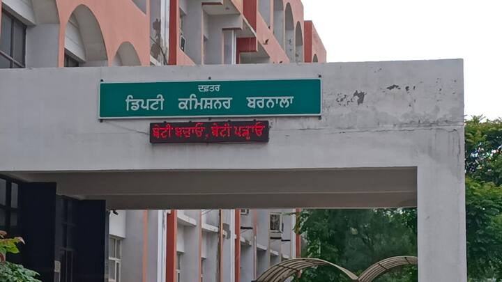 ਇਹ ਧਰਨਾ ਬੀਤੇ ਦਿਨ ਬਰਨਾਲਾ ਵਿੱਚ ਕਿਸਾਨ ਮੋਰਚੇ ਦੌਰਾਨ ਧਨੌਲਾ ਦੇ ਕਿਸਾਨ ਆਗੂ ਦਰਸ਼ਨ ਸਿੰਘ ਦੀ ਮੌਤ ਨੂੰ ਲੈ ਕੇ ਸ਼ੁਰੂ ਕੀਤਾ ਗਿਆ ਹੈ।