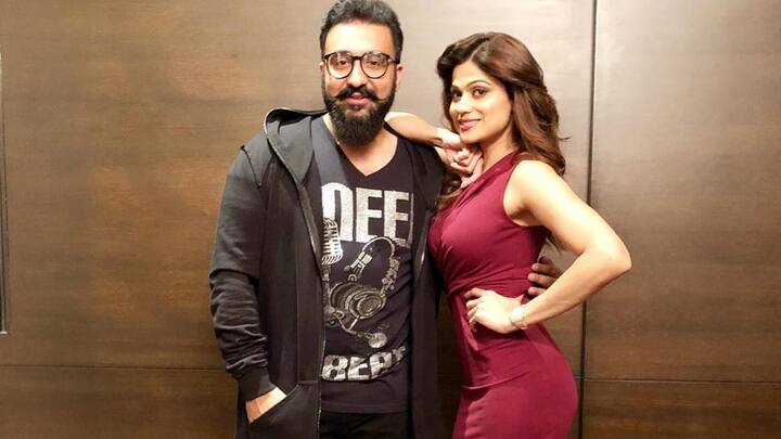 इससे पहले शिल्पा की बहन शमिता शेट्टी ने भी अपनी बहन का बचाव किया था. एक सोशल मीडिया पोस्ट शेयर करते हुए उन्होंने लिखा था कि मैं जानती कि तुमने जीवन में कई उतार-चढ़ाव देखे हैं. और तुम मजबूत ही हुई हो. ये वक्त भी गुजर जाएगा.