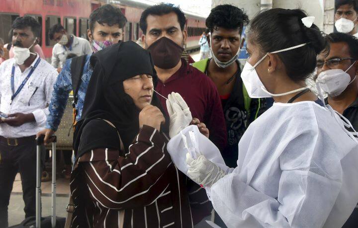 West Bengal Coronavirus Updates: 639 new cases, 724 recoveries recorded in 24 hours in the state WB Corona Cases: রাজ্যে ফের বাড়ল করোনা সংক্রমণ, ভাইরাস মুক্তের সংখ্যাও বাড়ছে পাল্লা দিয়ে