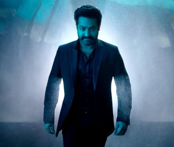 స్నేహితుల దినోత్సవాన్ని పురస్కరించుకొని 'ఆర్ఆర్ఆర్' సినిమా నుండి 'దోస్తీ' సాంగ్ ను విడుదల చేసింది చిత్రబృందం. ఈ పాటకు ప్రేక్షకుల నుండి భారీ రెస్పాన్స్ వస్తోంది. ఈ ఒక్క థీమ్ సాంగ్ కోసం మూడు కోట్ల వరకు ఖర్చు చేసినట్లు సమాచారం. హేమచంద్ర పాడిన ఈ పాట మొత్తం ఒక ఎత్తైతే పాట చివర్లో చరణ్, ఎన్టీఆర్ లు చేయి కలుపుతూ కనిపించి అభిమానుల ఉత్సాహాన్ని మరింత పెంచారు.