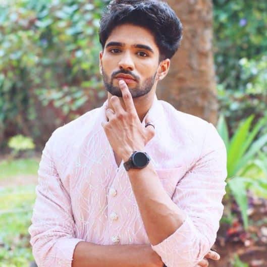 Zeeshan Khan: The Kumkum Bhagya  fame TV actor recently hit the headlines and made heads turn when he arrived at the Mumbai airport in a bathrobe while returning from Goa.