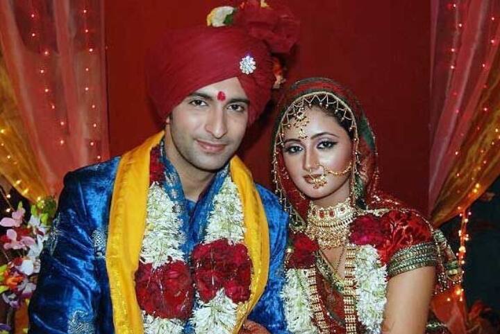 रश्मि ने साल 2012 में उतरन सीरियल के को-एक्टर नदींश संधु से लव मैरिज की. लेकिन ये शादी ज्यादा नहीं चल सकी. दोनों के बीच अनबन की खबरों ने काफी सुर्खियां बटोरीं.