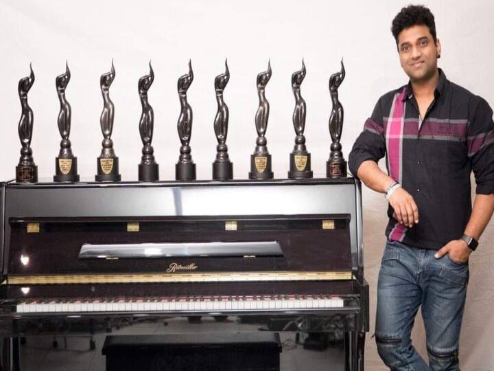 ஒன்பது பிலிம்பேர் விருதுகளைப் பெற்றவர், அவற்றில் எட்டு சிறந்த இசையமைப்பாளர் - தெலுங்கு மற்றும் சிறந்த பின்னணி இசைக்கான ஒரு சிறப்பு விருது ஆகும்