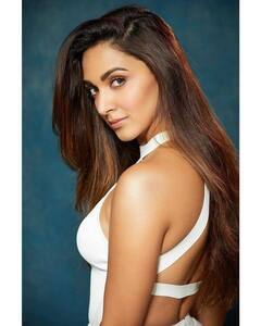 Kiara Advani Latest Pics: వైట్ డ్రెస్ లో కియారా తళుకులు.. చూపుతిప్పుకోలేని సొగసులు.. 