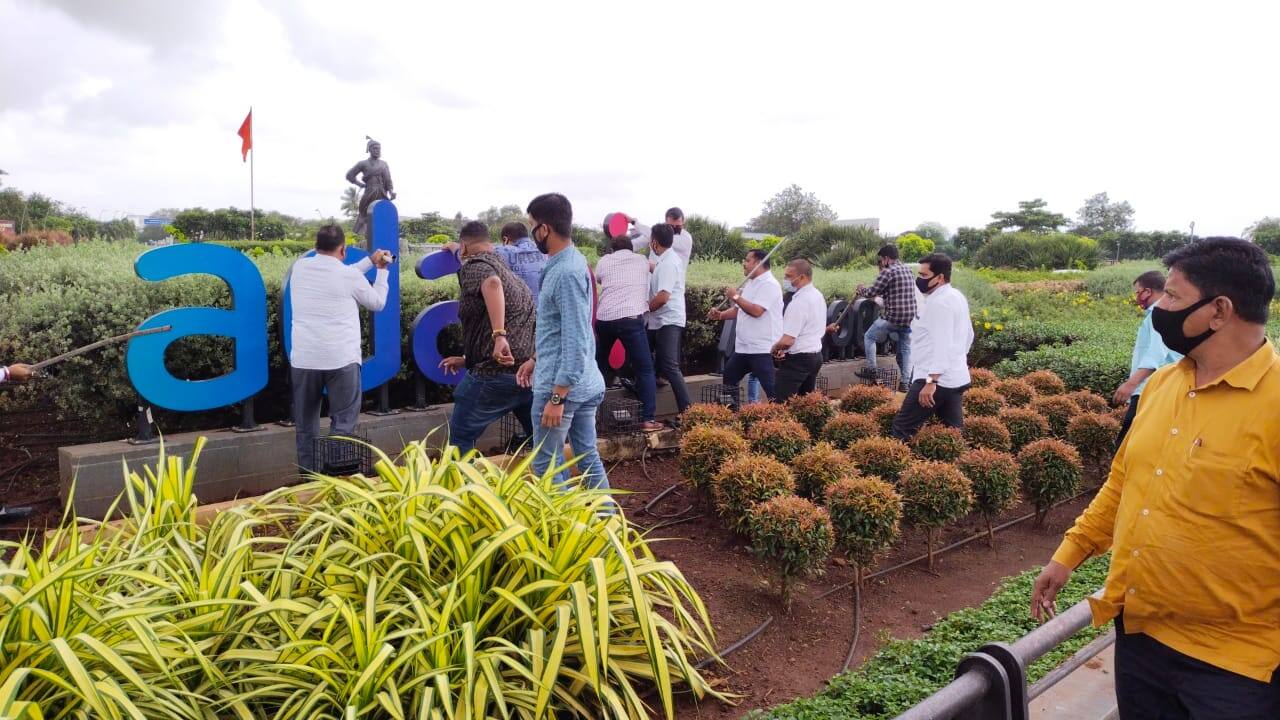 मुंबई विमानतळावर 'अदानी एअरपोर्ट' फलकाची शिवसेनेकडून तोडफोड; तोडफोडीनंतर अदानी समूहाकडून स्पष्टीकरण
