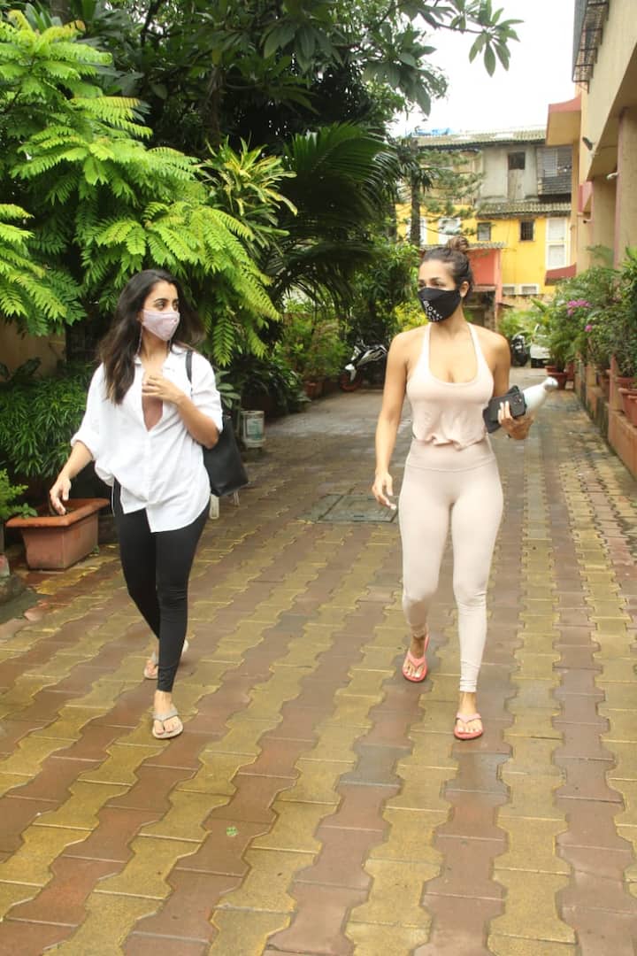 मलाइका अरोड़ा आज काफी समय के बाद जिम में स्पॉट की गईं. इस दौरान वो स्किनी आउटफिट में दिखीं जिसमें उन्होंने अपना टोन्ड फिगर जमकर फ्लॉन्ट किया.