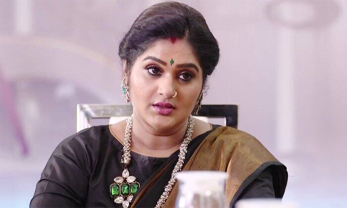 ప్రియా : సినిమాల్లో క్యారెక్టర్ ఆర్టిస్ట్ గా గుర్తింపు తెచ్చుకున్న ఈమెకి సోషల్ మీడియాలో మంచి ఫాలోయింగ్ ఉంది.