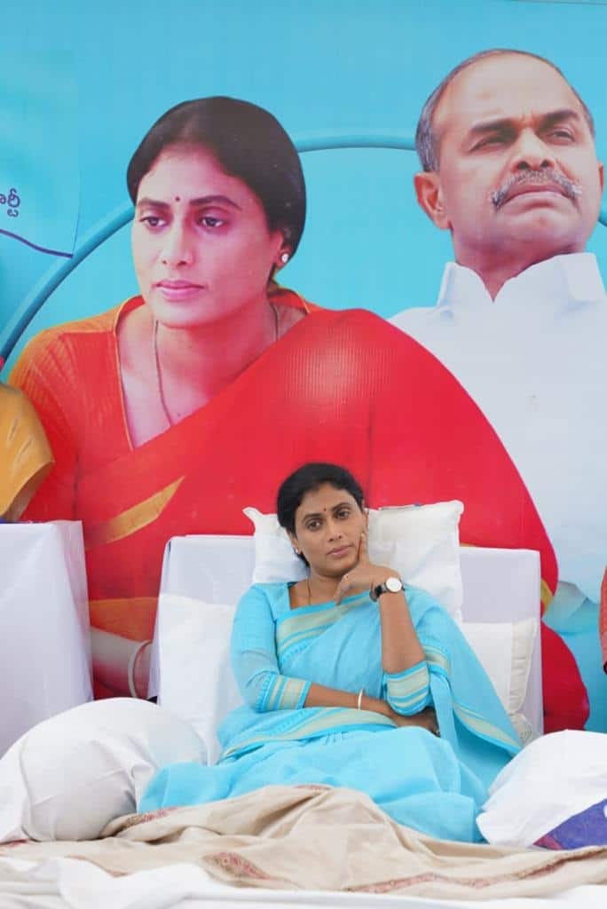 వైఎస్ఆర్ తెలంగాణ పార్టీ అధినేత్రి వైఎస్ ష‌ర్మిల‌ రాజ‌న్న సిరిసిల్ల జిల్లా వేములవాడ నియోజకవర్గం కోనరావుపేట మండలం గొల్లపల్లె గ్రామంలో ఒక రోజు నిరుద్యోగ నిరాహార దీక్ష చేపట్టారు.