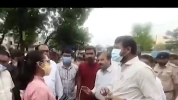 ગાંધીનગરઃ અન્નોત્સવ કાર્યક્રમના સ્થળ અંગે કોંગ્રેસના પૂર્વ કોર્પોરેટરોએ નોંધાવ્યો વિરોધ,જુઓ વીડિયો