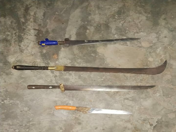 பெட்ரோல் போட்டா காசு கேப்பியா? போட்ருவேன்.. அரிவாள், கையெறி குண்டுகளை காட்டி மிரட்டிய ரவுடிகள்..!