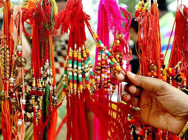 આ વર્ષે રાખીની તિથી 21 ઓગસ્ટથી જ બેસી જાય છે અને 22 ઓગસ્ટ સાંજે 5:58 મિનિટ સુધી રહેશે. આ વર્ષે રક્ષાબંધનમાં ઘનિષ્ઠ અને શોભન યોગ બની રહ્યો છે. આ બંને યોગ બનવાની કારણે આ પર્વનુ શુભ ફળ વધી જાય છે.
