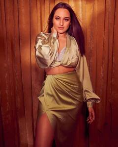 Bhuj: The Pride of India: ફિલ્મના પ્રમૉશનમાં Glam લૂકમાં દેખાઇ સોનાક્ષી સિન્હા, જુઓ તસવીરો.....