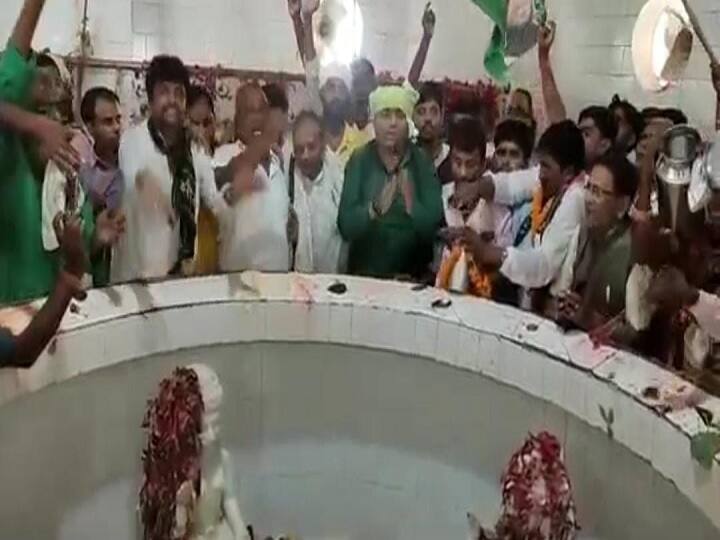 Bihar: RJD MLAs reached the temple with the party's flag, cheered Tejashwi Tej Pratap during the worship ann बिहार: पार्टी का झंडा लेकर मंदिर पहुंचे RJD विधायक, पूजा के दौरान तेजस्वी-तेज प्रताप के लगवाए जयकारे