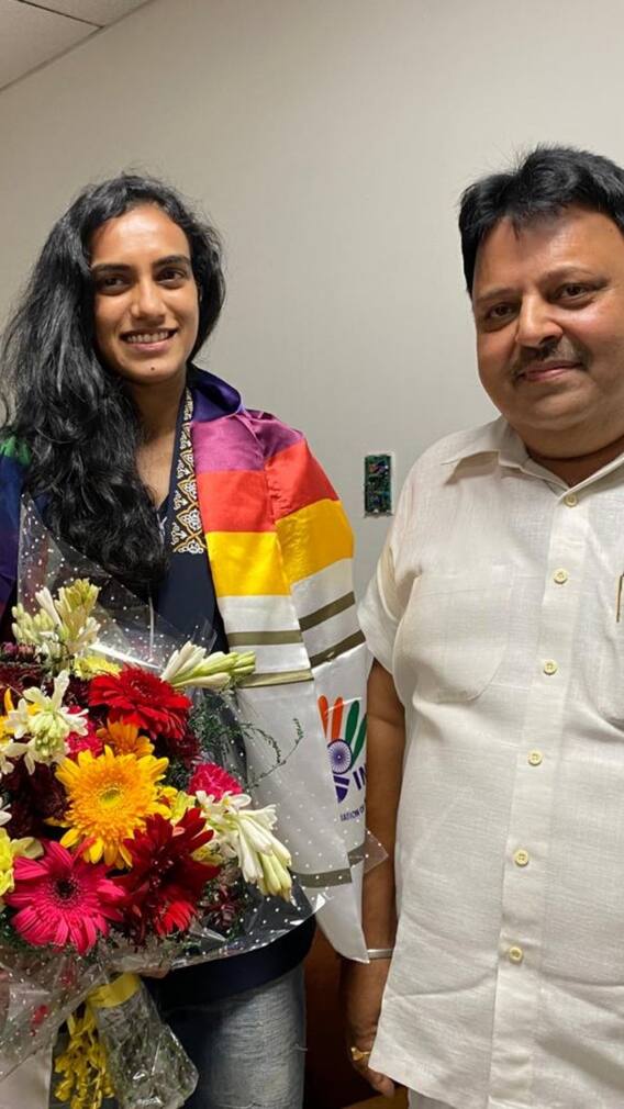 দেশে ফিরতেই রেকর্ডধারী সিন্ধুকে নিয়ে উৎসব