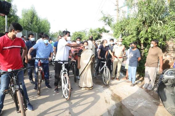 Puvvada Ajay Kumar Cycle Yatra: ఖమ్మం రోడ్లపై మంత్రి సైకిల్‌ సవారీ...  అభివృద్ధి పనులపై కలెక్టర్, మున్సిపల్ కమిషనర్‌తో కలిసి లైవ్‌ రివ్యూ