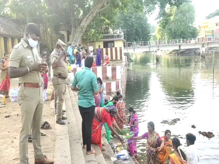 தடையை மீறி ஆடிப்பெருக்கு வழிபாடு; காற்றில் பறந்த கட்டுப்பாடு! Mayiladuthurai Devotees violating the restrictions of the district administration தடையை மீறி ஆடிப்பெருக்கு வழிபாடு; காற்றில் பறந்த கட்டுப்பாடு!