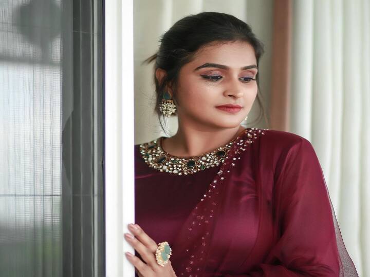கண்ணாடி பூவாகிறேன்.. உன் கையில் நான் வீழ்கிறேன் என் அன்பே