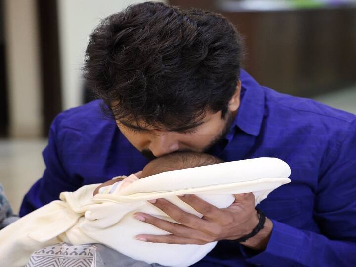 Actor sivakarthikeyan names his little son guhan doss after his late father doss “குகன் தாஸ்” என பெயர் சூட்டியிருக்கிறோம் - சிவகார்த்திகேயன் ட்விட்டர் பதிவு