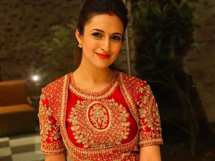 ये है मोहब्बतें से फेमस हुईं दिव्यांका त्रिपाठी ने भोपाल के नूतन कॉलेज से ग्रेजुएशन किया है. अभिनय में आने से पहले वो सिविल सेवा परीक्षा के लिए पढ़ रही थी. दिव्यांका ने नेहरू पर्वतारोहण संस्थान, उत्तरकाशी से पर्वतारोहण का कोर्स भी पूरा किया है और राइफल शूटिंग में स्वर्ण पदक हासिल किया है. इन दिनों वो रोहित शेट्टी के शो खतरों के खिलाड़ी में दिखाई दे रही हैं.