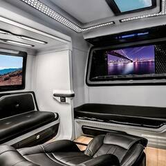 Allu Arjun Vanity Van: 7 करोड़ की लग्जुरियस वैनिटी वैन के मालिक हैं अल्लू अर्जुन, अंदर से दिखती है मॉर्डन महल जैसी