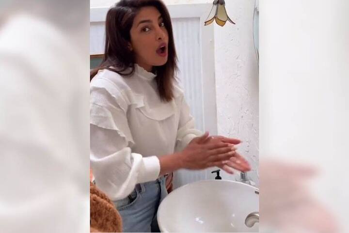 प्रियंका चोपड़ा  प्रियंका चोपड़ा के बाथरूम को देखकर लगता है कि इसमें बहुत ज्यादा दिखावे के लिए कुछ नहीं है. बाथरूम की दीवारें व्हाइट टेक्सचर की है. जिसके साथ एक क्यूट सी लैंप भी देखी जा सकती है.