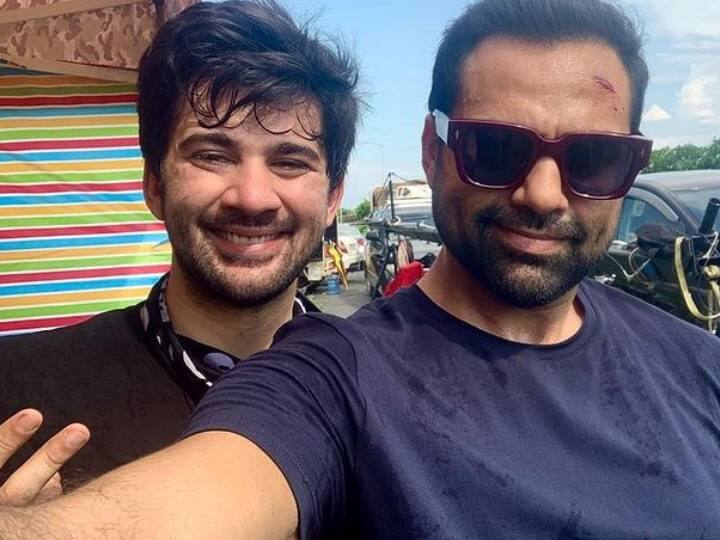 अभय देओल के साथ काम कर रहे करण देओल, तस्वीर शेयर कर चाचा को बताया अपना इंस्पिरेशन Karan Deol begins shooting with Abhay Deol for film shared photo with gratitude अभय देओल के साथ काम कर रहे करण देओल, तस्वीर शेयर कर चाचा को बताया अपना इंस्पिरेशन