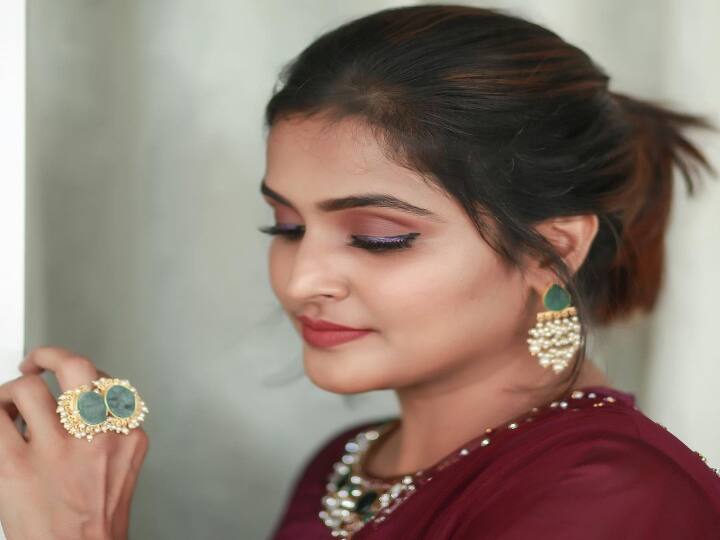 என் வானே நீ யவ்வனா, எங்கேயும் செல்லாதே எந்நாளும் நில்லாதே..