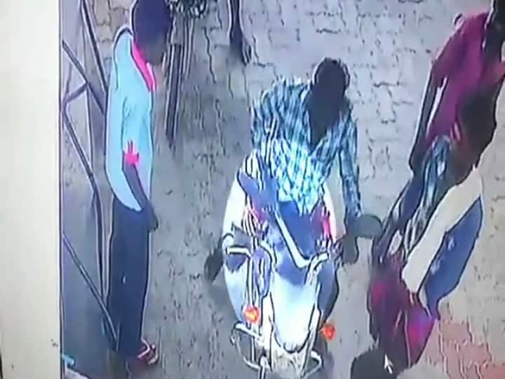 பெட்ரோல் போட்டா காசு கேப்பியா? போட்ருவேன்.. அரிவாள், கையெறி குண்டுகளை காட்டி மிரட்டிய ரவுடிகள்..!