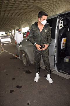 मुंबई एयरपोर्ट पर स्पॉट हुई Bell Bottom की टीम, Akshay Kumar के साथ पत्नी Twinkle Khanna, बेटी Nitara और बेटे Aarav भी हुए स्पॉट