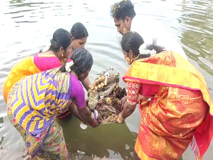 தடையை மீறி ஆடிப்பெருக்கு வழிபாடு; காற்றில் பறந்த கட்டுப்பாடு!