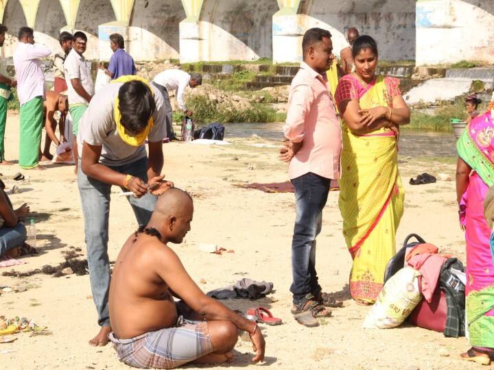 வைகை ஆற்றங்கரையில் பக்தர் முடி காணிக்கை செலுத்தினர்.