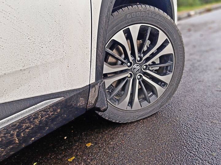 CVT नए इंटीरियर प्लस फीचर अपग्रेड के साथ हेक्टर पेट्रोल को अब और अधिक सिग्निफिकेंट बनाता है. सीवीटी अधिक इफिशिएंट है, जबकि यह सीवीटी के किसी भी नुकसान के साथ ड्राइविंग अनुभव को सुगम बनाता है. ज्यादा स्पेस, कंफर्टेबल सस्पैंशन, बड़े व्हील शानदार एसयूवी बनाते हैं. स्मार्ट के लिए 16.5 लाख रुपये से शार्प एडिशन के लिए 18 लाख रुपये में, 2021 हेक्टर सीवीटी हेक्टर रेंज में हमारी पसंद है, जबकि हमारे कंक्रीट जंगल से निपटने के लिए बेहतर अनुकूल एसयूवी में से एक है.