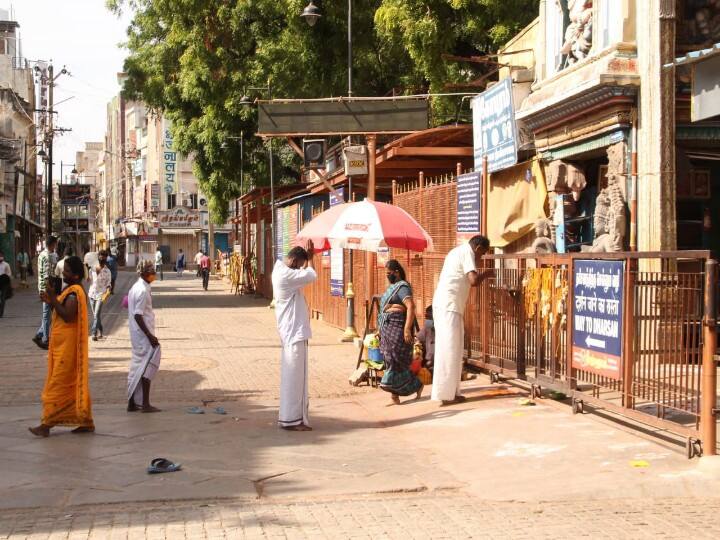 மீனாட்சியம்மன் கோவில் முன் பக்தர்கள் சாமி தரிசனம்