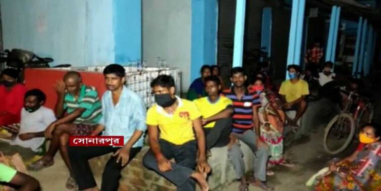 Sonarpur Vaccine Crisis 300 person in waiting for night long Sonarpur : অব্যাহত সঙ্কট,  সোনারপুরে লুডো, মোবাইল গেম খেলে ভ্যাকসিনের লাইনে অপেক্ষা ৩০০ জনের