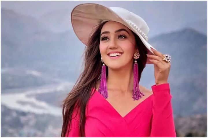 બીએમએમ અને ફિલ્મ મેકિંગ કરવા માંગે છે અશનૂર કૌર-  અશનૂર કૌરે પોતાના ફ્યૂચર પ્લાનિંગ વિશે વાત કરતા કહ્યું- હુ બીએમએમ કરવા ઇચ્છુ છું અને પોતાના અભ્યાસ પર ધ્યાન કેન્દ્રિત કરવા ઇચ્છુ છું. પોતાના માસ્ટર્સ માટે, હું વિદેશ જઇ શકુ છુ, હુ એક્ટિંગ ઉપરાંત ફિલ્મ મેકિંગ અને ડાયેરક્શન પણ શીખવા માંગુ છુ.