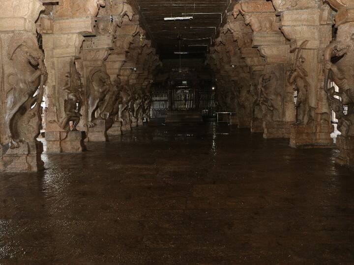 மதுரை கள்ளழகர் கோவில் மண்டபம் கிருமி நாசினி தெளிக்கப்பட்டுள்ள காட்சி