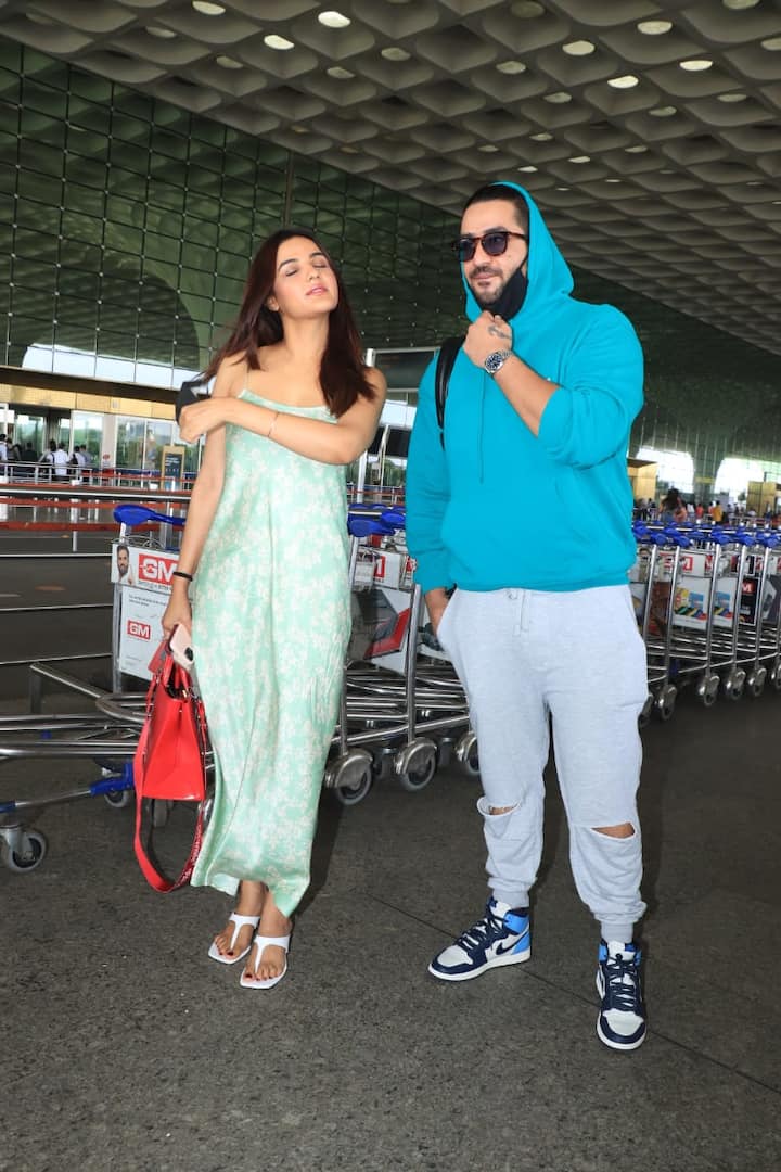 On Sunday small screen’s adorable couple Aly Goni and Jasmin Bhasin were snapped at the Mumbai airport as the duo left for Jammu.[pic credit: Instagram/ Aly Goni]