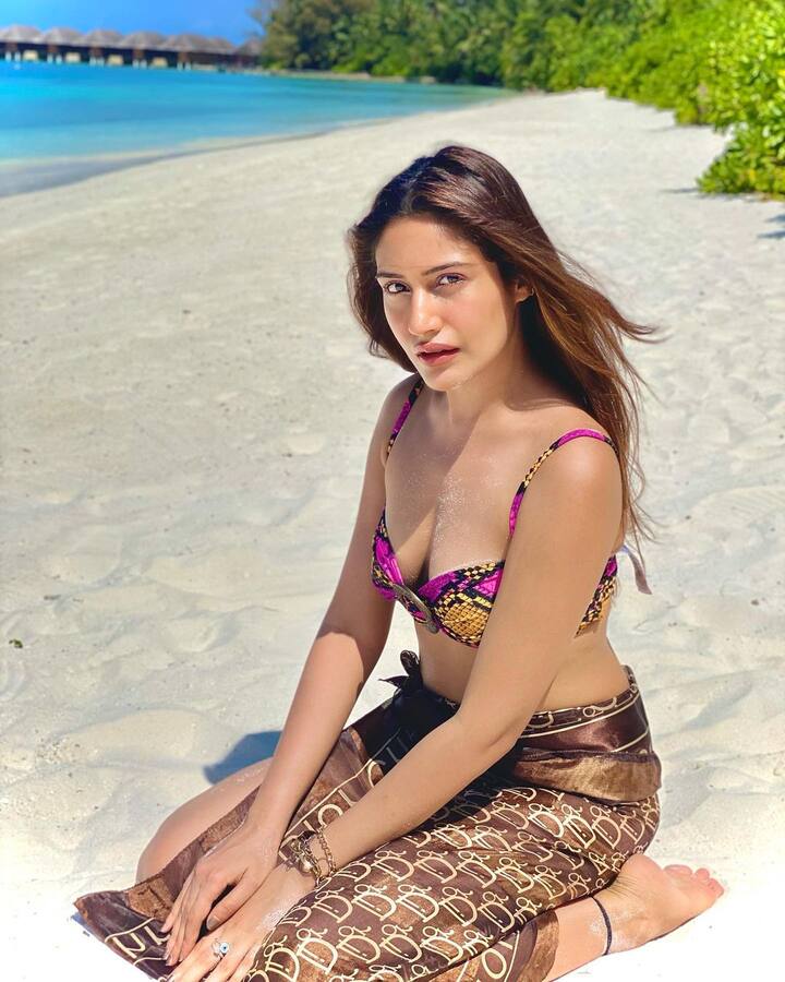 भोजपुरी एक्ट्रेस और नजर फेम मोनालिसा ने कमेंट में फायर वाले इमोजी के साथ ओ माय माय लिखा है. वहीं दिशा परमार ने भी फायर इमोजी कमेंट में किया है.