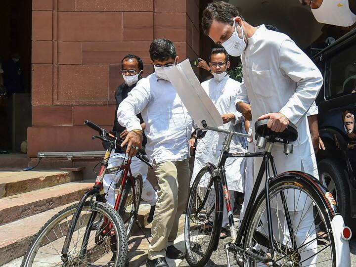 कांग्रेस और अन्य विपक्षी दलों के नेताओं के साथ नाश्ते पर ऐसे समय बैठक की है जब पेगासस और कुछ अन्य मुद्दों को लेकर पिछले कई दिनों से संसद के दोनों सदनों में गतिरोध बना हुआ है. 19 जुलाई से मॉनसून सत्र आरंभ हुआ था. लेकिन, अब तक दोनों सदनों की कार्यवाही बाधित रही है.
