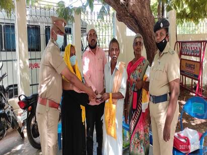 Madurai old man got 16 thousand money and is happy பணத்தை தொலைத்து அலைந்த தம்பதி கண்டெடுத்ததை ஒப்படைத்த அண்ணன், தங்கை!